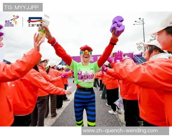 母子第一次近距离看马拉松,感受了气氛 坦言南马对周边出行影响不大 母子第一次近距离看马拉松,感受了气氛 坦言南马对周边出行影响不大